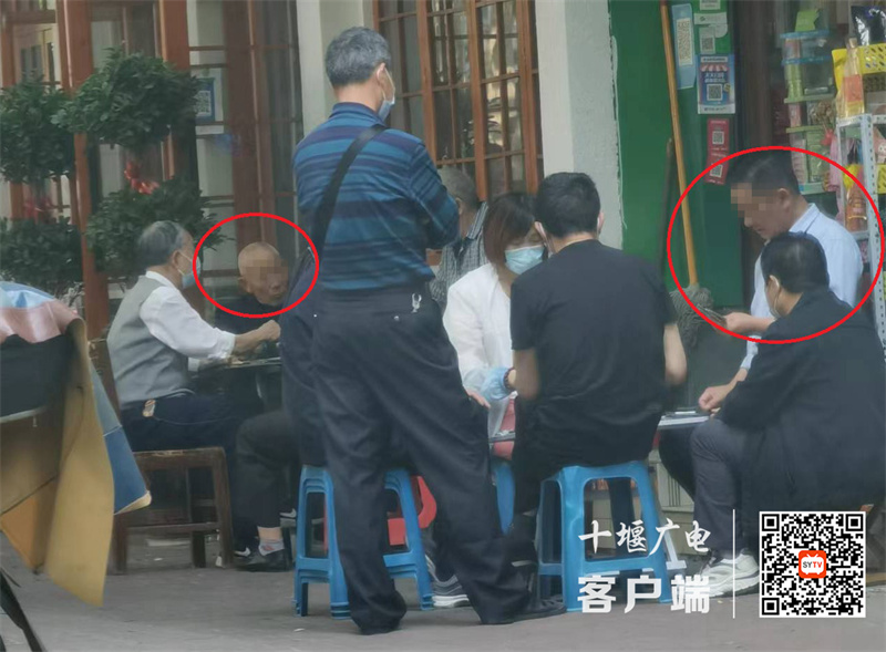 东岳路沿线存在不戴口罩扎堆聚集现象.