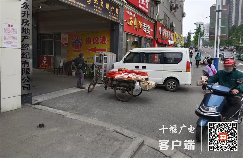 凯旋大道与车城西路交汇处存在车辆乱停放现象