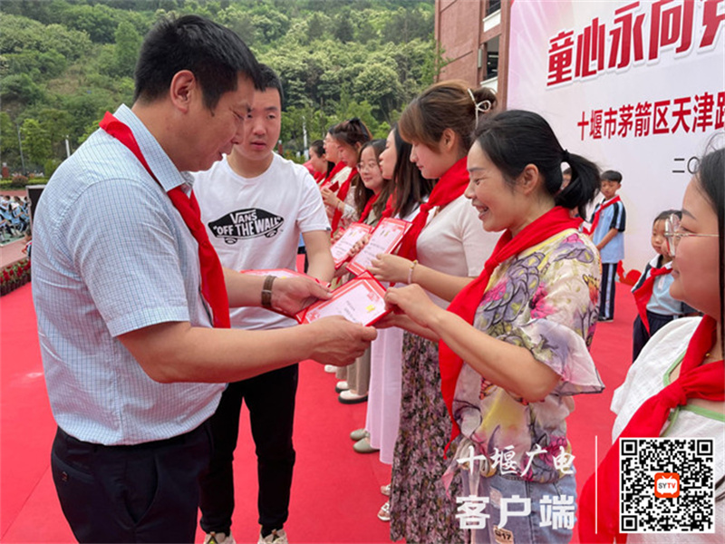 颁发中队辅导员聘书