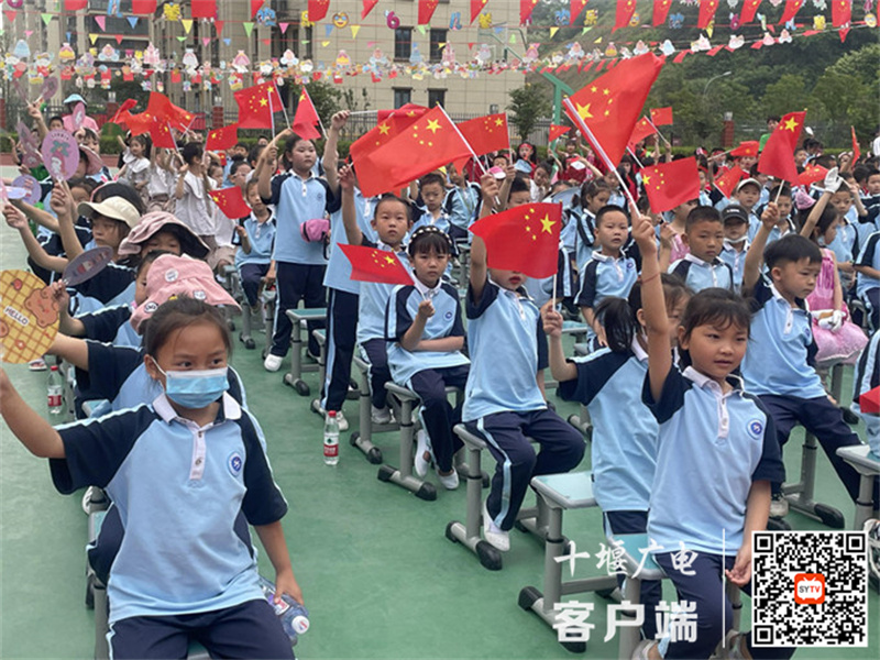 现场观众兴高采烈、掌声不断