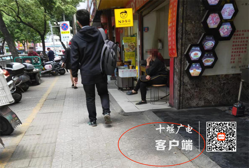 大岭路存在随地扔烟头的不文明行为