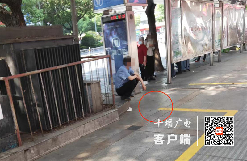 广场旁公交站台存在随地吐痰的不文明行为