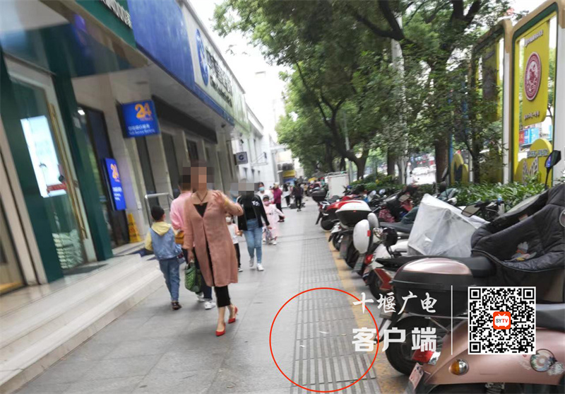 建设银行门口存在乱扔垃圾的不文明行为