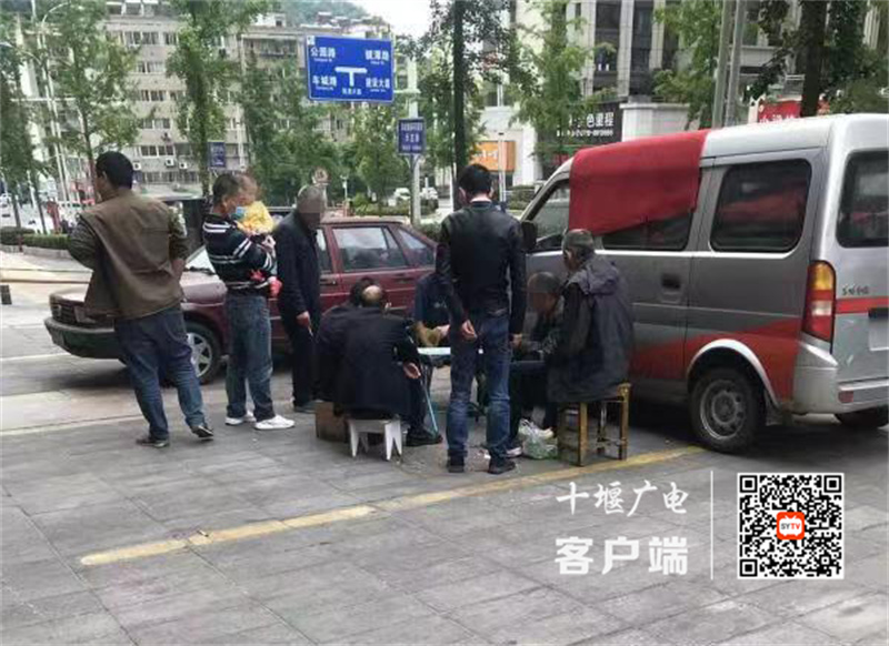 蓝山郡小区门口前人行道存在不戴口罩扎堆聚集的不文明行为
