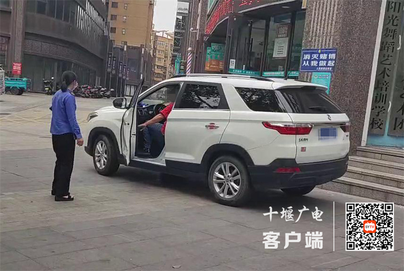 01华夏公馆天济大药房门口机动车占用人行道，已劝离-1[00-00-07][20220531-14102674]