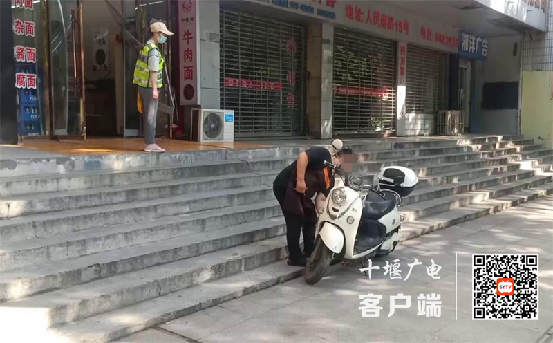 03人民南路牛肉面门口飞线充电  已劝导[00-00-07][20220531-141159747]