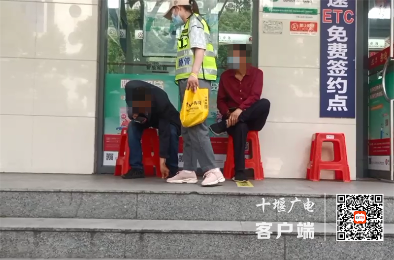 04人民南路中国银行门口乱扔垃圾   己劝导