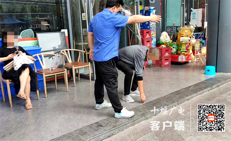 05万秀城醉仙鹅坊店门前，乱丢烟头，已劝导[00-00-10][20220531-141227705]