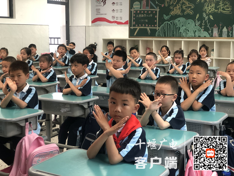 学生认真学习“六不”