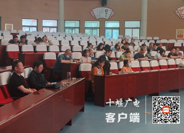 教师代表参加会议