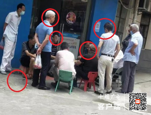01、车城路 张湾综合执法中心对面存在乱丢烟头的不文明行为