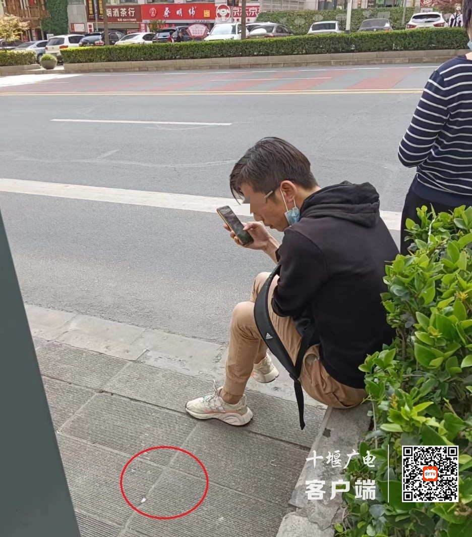 03、凯旋大道 阳光蓝山郡公交站台存在随地吐痰的不文明行为