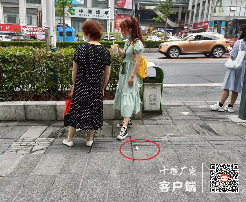 02、凯旋大道 阳光蓝山郡公交站台存在乱扔垃圾的不文明行为