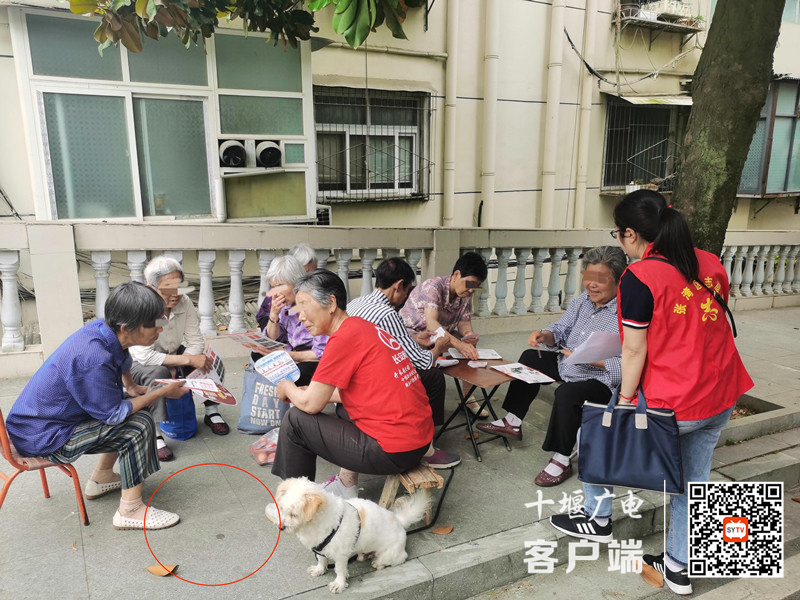 01.东风轮胎厂东沟小区存在随地吐痰的不文明行为