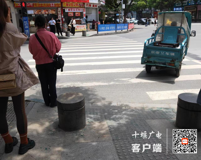 03.大岭路存在横穿马路的不文明行为