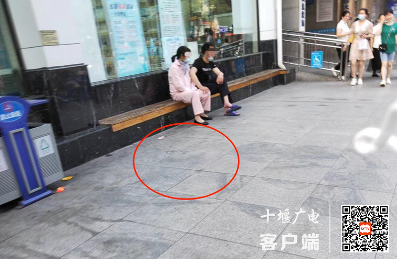 05.东风公司总医院门口存在乱丢垃圾的不文明行为