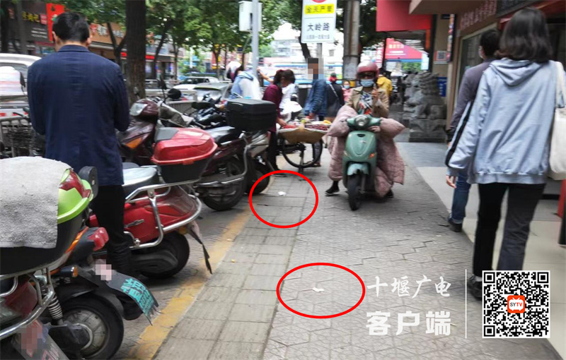 大岭路存在乱丢垃圾的不文明行为