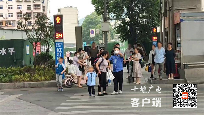 01福建路桥头，行人闯红灯，已劝导-1[00-00-02][20220608-12260664]