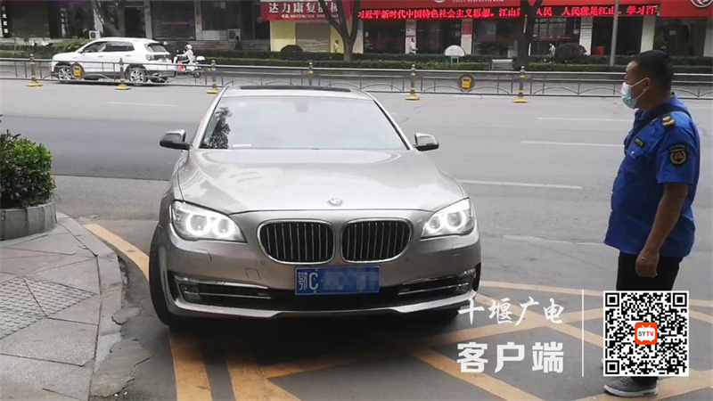 03人民路瑞和泽大药房门口车辆占压人行道，已劝离[00-00-17][20220608-122831333]