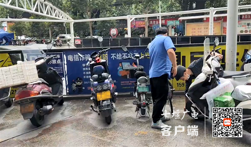 05万秀城奈斯造型店门前，乱丢纸屑，已劝导
