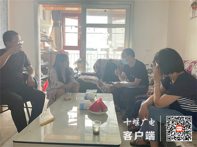 老师和家长促膝长谈