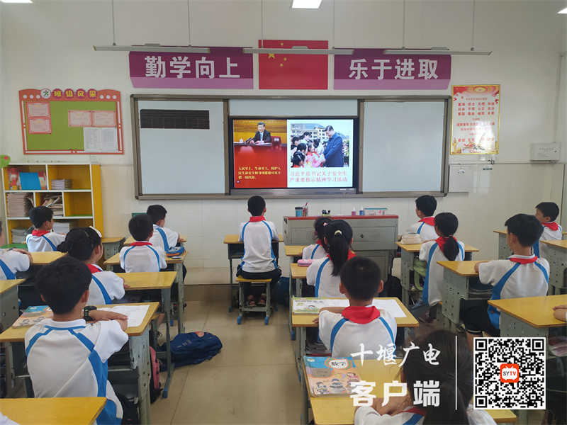 2022.6.17 十堰市东风铁路学校开展安全生产月主题教育活动（主题团队会活动） (1)