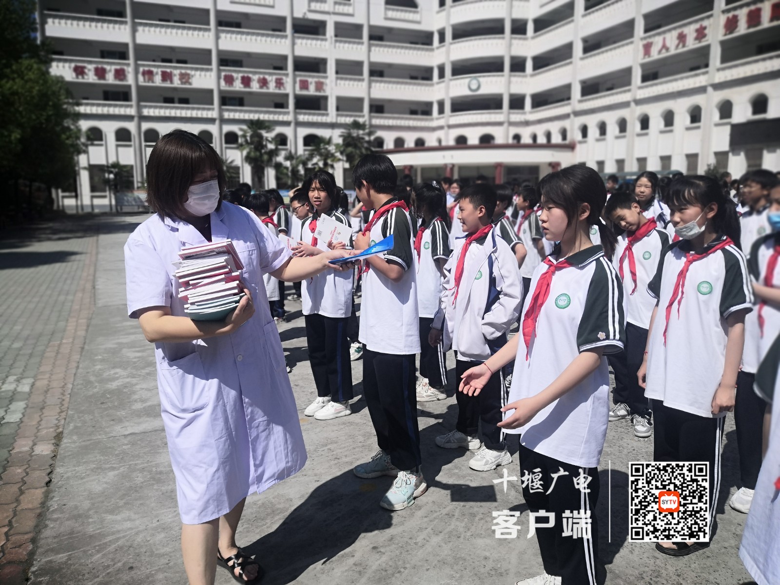 2志愿者发放疫情防控漫画手册_副本