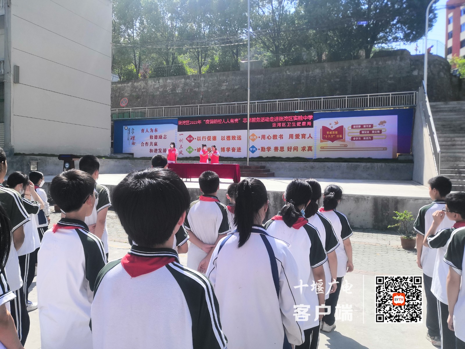同学们仔细观看志愿者展示消毒过程_副本