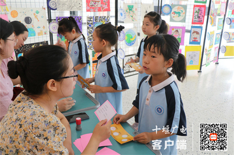 学生手持闯关卡依次闯关