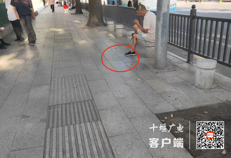 01.车城西路存在随地吐痰的不文明行为