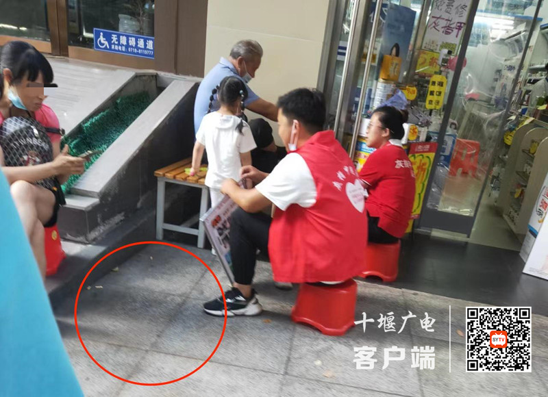02.放马坪路药店门口存在乱丢垃圾的不文明行为