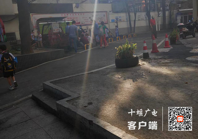 05.公园路小区门口存在不戴口罩扎堆聚集的不文明行为