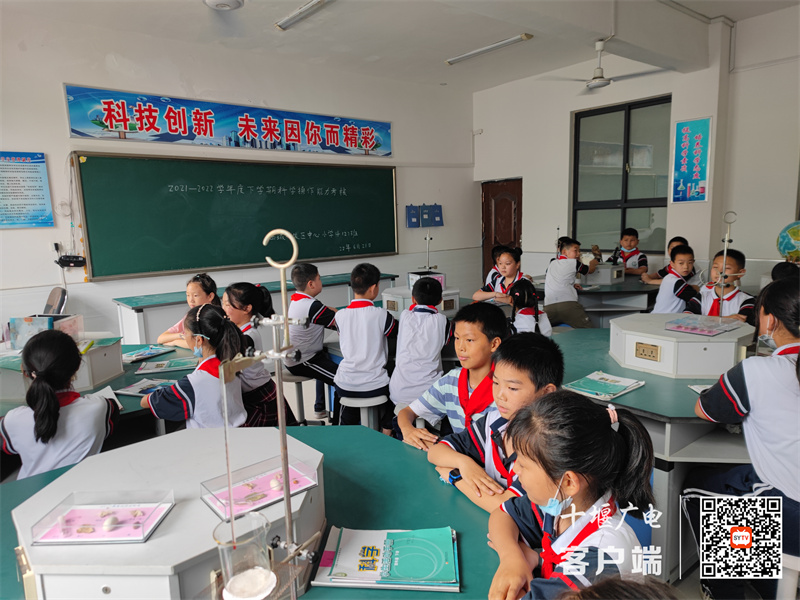 西城开发区中心小学科学实验操作考核照片1