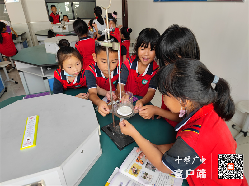 西城开发区中心小学科学实验操作考核照片2