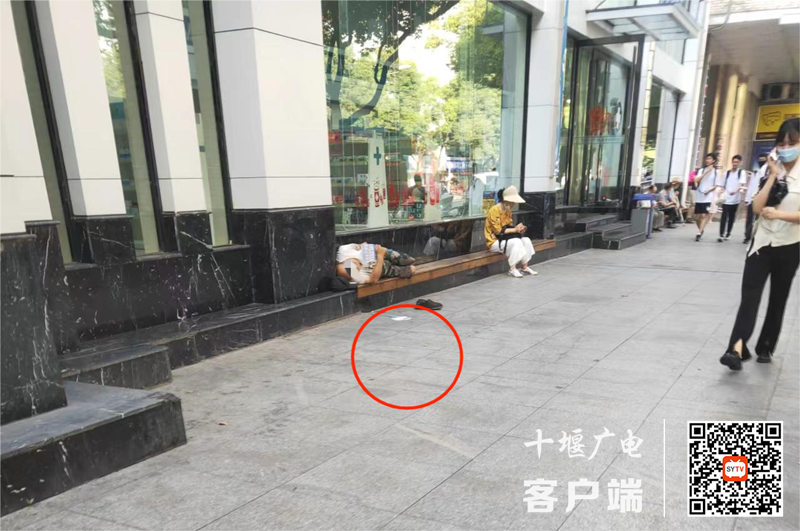 02.东风总医院门口存在乱丢垃圾的不文明行为