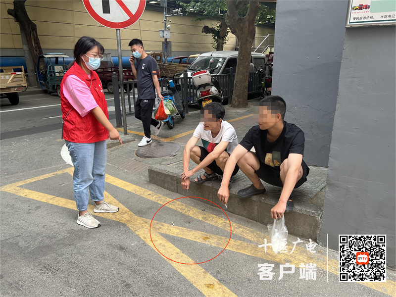 大岭路存在乱丢烟头的不文明行为