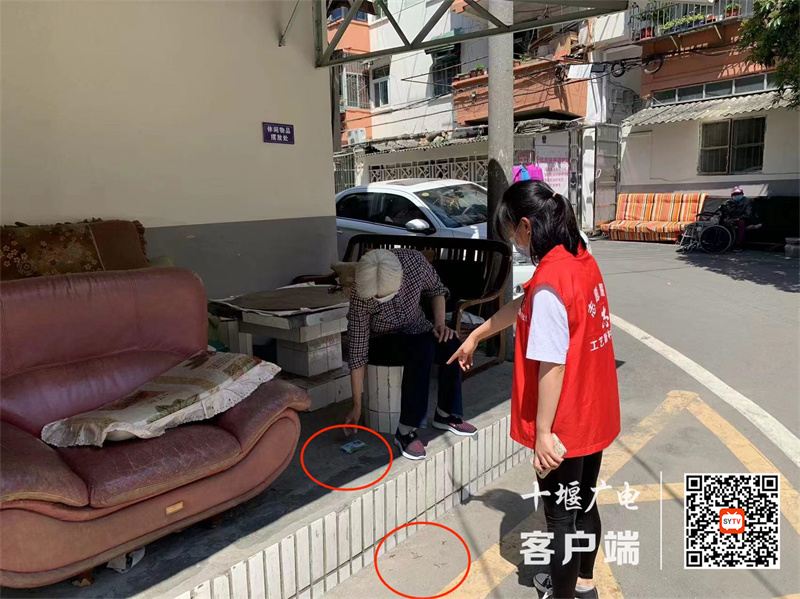 公园路小区内存在随地吐痰的不文明行为