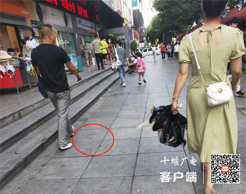 公园路良品铺子门口存在乱丢烟头的不文明行为