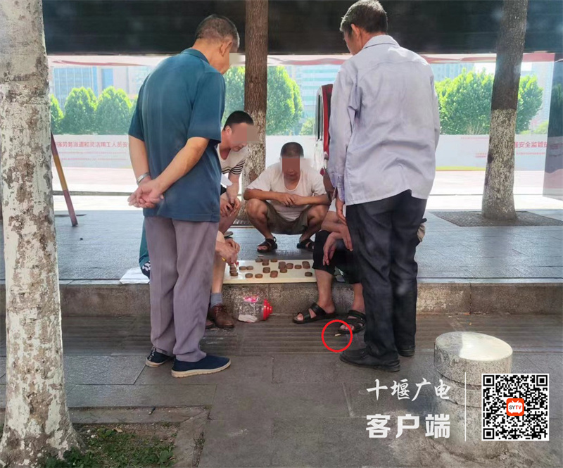 六堰广场旁存在不戴口罩扎堆聚集的不文明行为