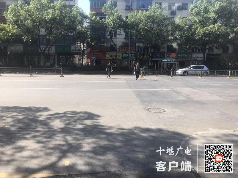 02.公园路存在横穿马路的不文明行为