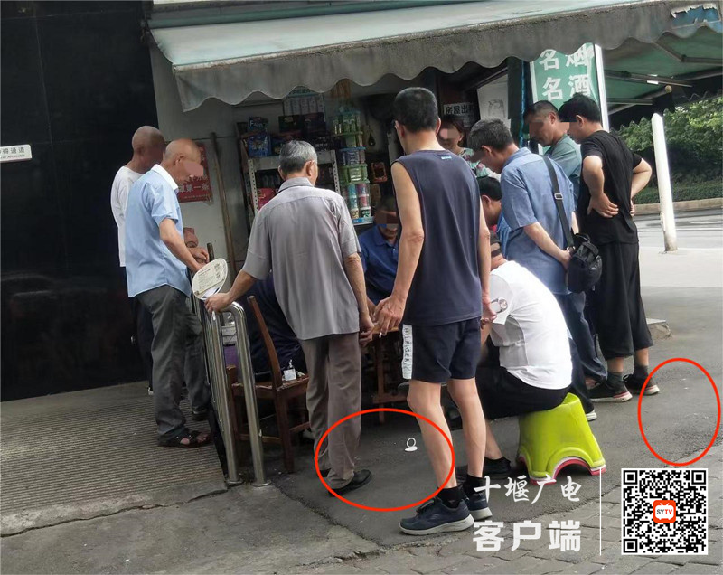 01.车城西路存在乱丢垃圾、不戴口罩扎堆聚集的不文明行为