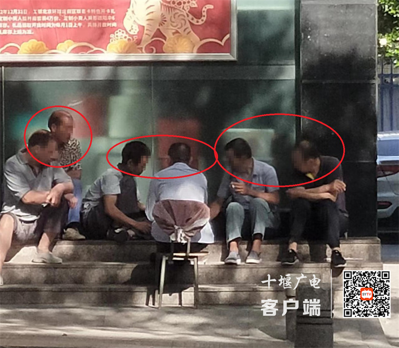 车城路邦辉酒店门前存在不戴口罩扎堆聚集的不文明行为