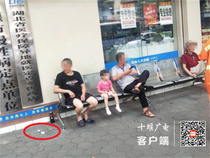车城路用心人大药房存在乱扔垃圾的不文明行为