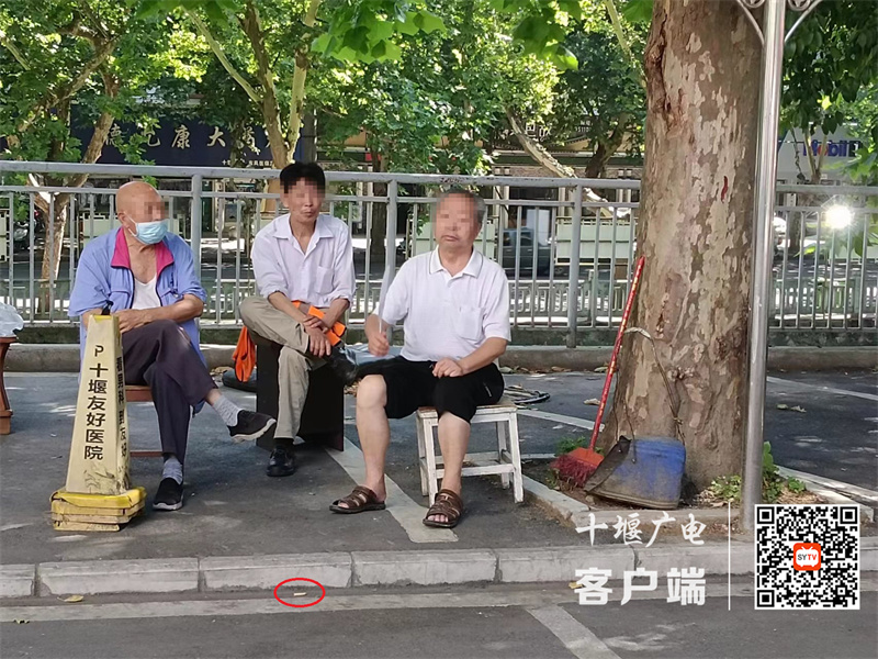 红河路光明新村附近存在乱扔烟头的不文明行为