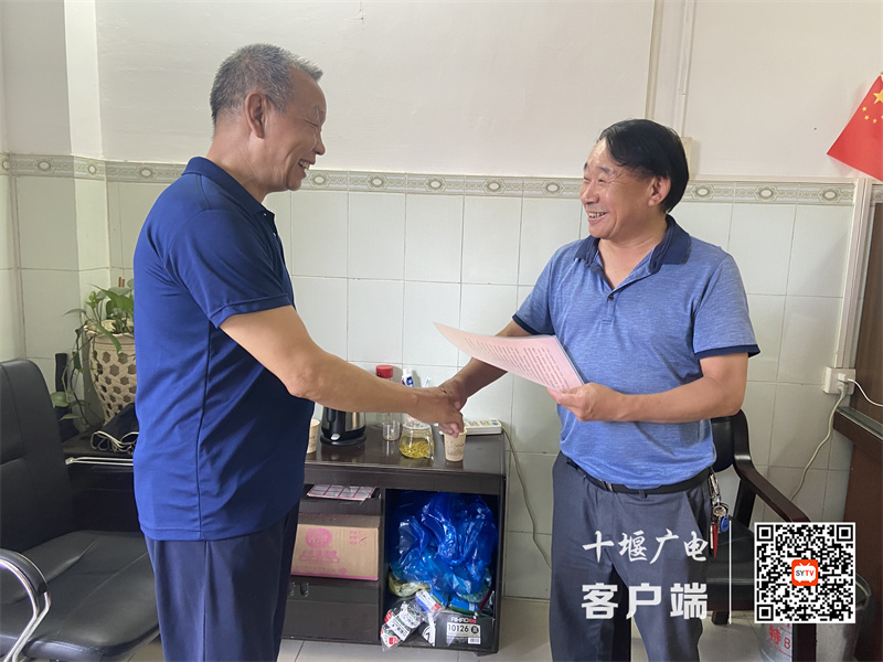 校长龚中华慰问退休党员樊吉华