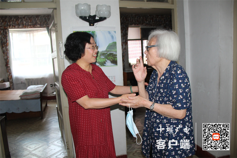 党总支书记赵清华慰问老党员邹开志老师