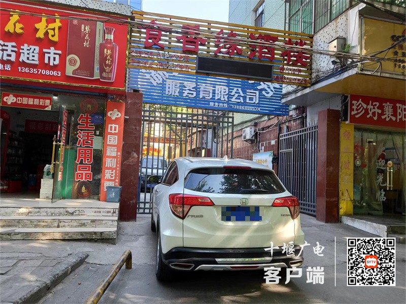 车城西路存在人行道乱停车不文明行为