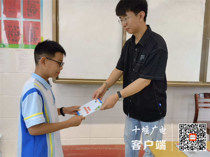 东风41学校：发放《防溺水安全知识手册》，保护学生暑期安全1