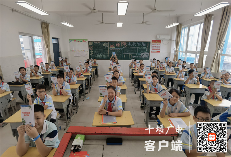 东风41学校：发放《防溺水安全知识手册》，保护学生暑期安全2