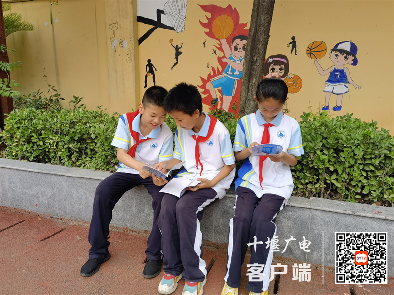 东风41学校：发放《防溺水安全知识手册》，保护学生暑期安全3